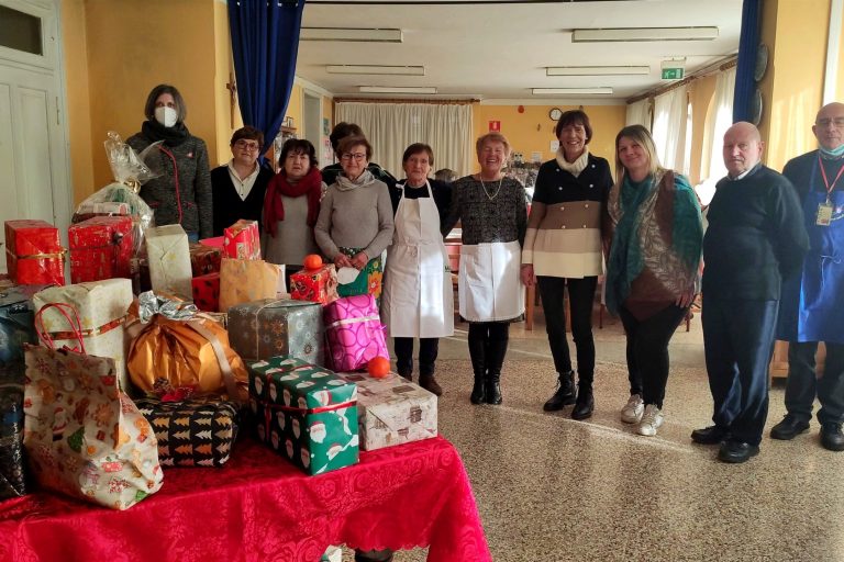 Pranzo natalizio per persone sole a Feltre – Amm.ne e volontari