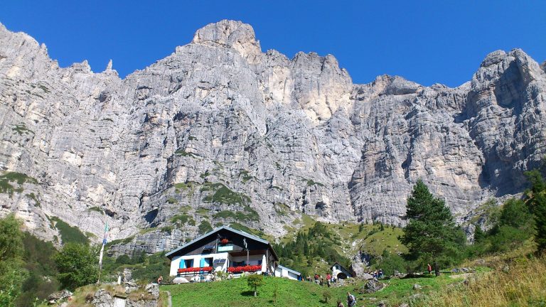 Rifugio 7° alpini alla Schiara (foto Roberto Foppa)