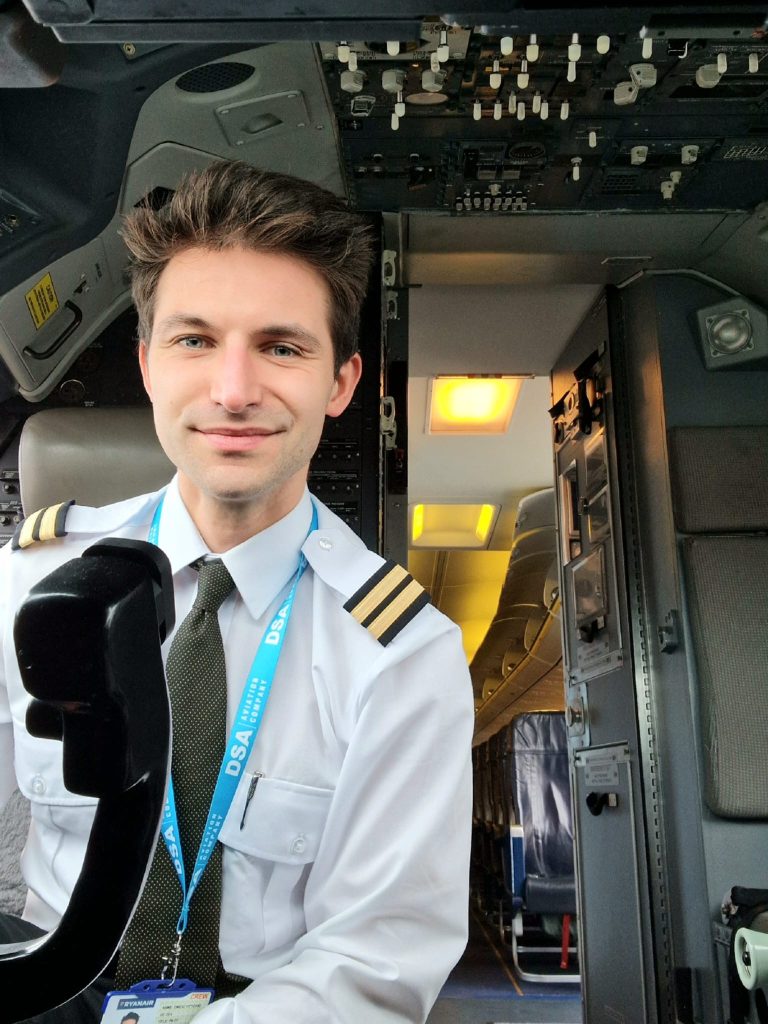 Emilio V. De Dea nella cabina di pilotaggio di un Boing 737