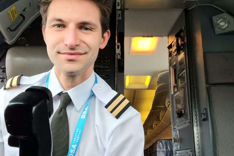 Emilio V. De Dea nella cabina di pilotaggio di un Boing 737