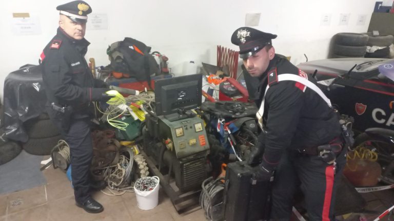 Carabinieri di Feltre con la refurtiva_3