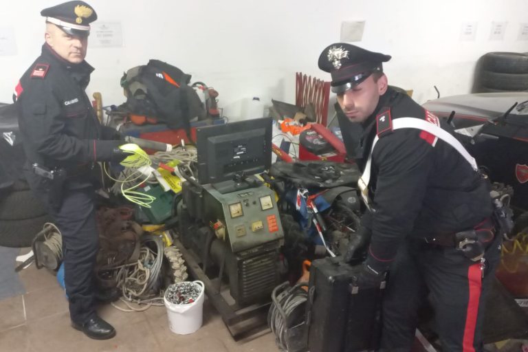 Carabinieri di Feltre con la refurtiva_3