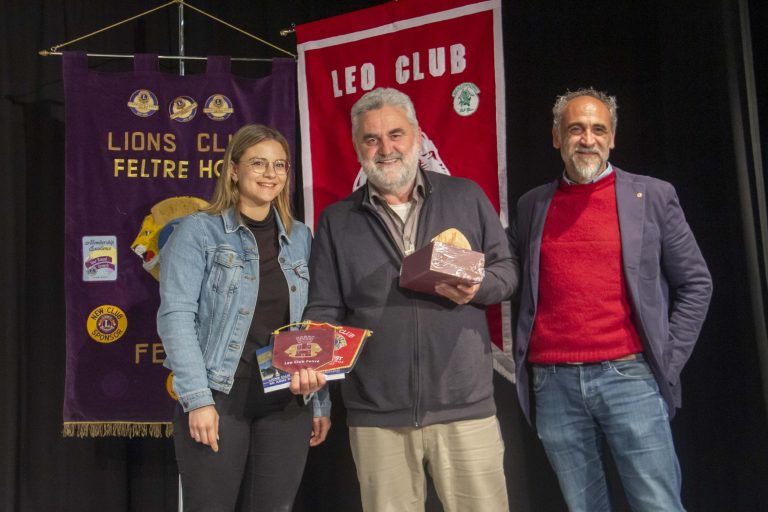 Consegna ricordi Lions a padre Moschetti (2)