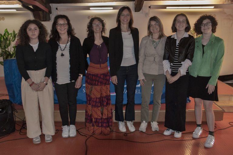 gruppo vincitrici giovani e adulte con l’assessore Monica Frapporti