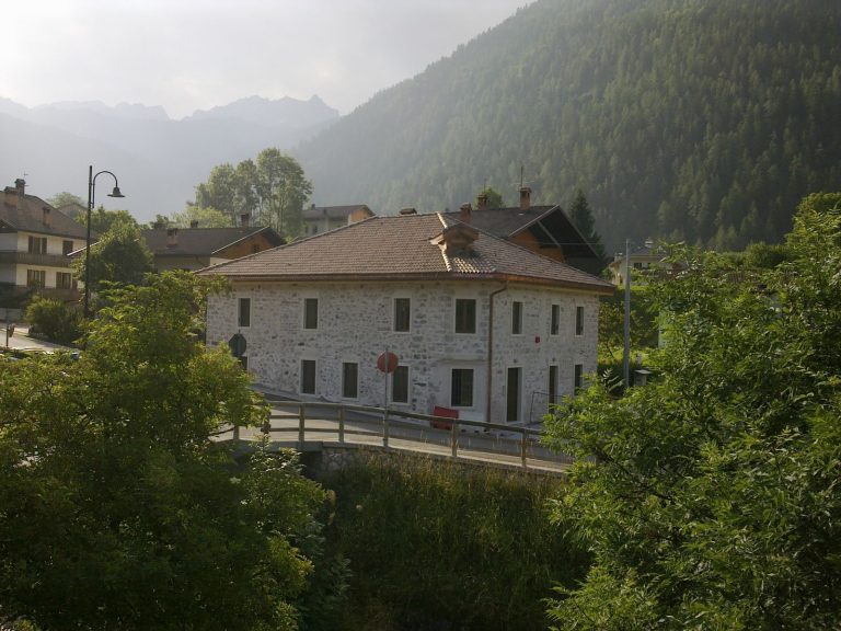 b05a6cf4-41e6-463c-b7b8-828ba705ee0f