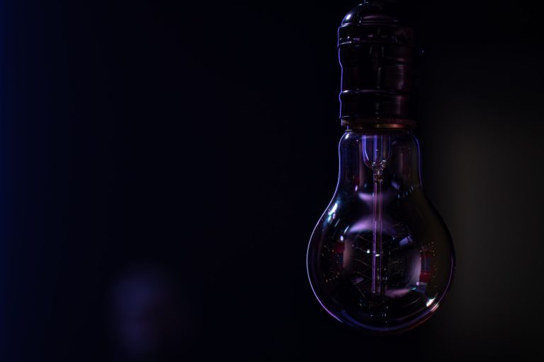 una-lampada-non-luminosa-e-appesa-nello-spazio-scuro-della-copia-dello-sfondo-sfocato