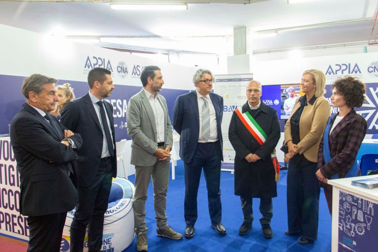 Visita allo stand Appia CNA Belluno ad Arredamont delle istituzioni