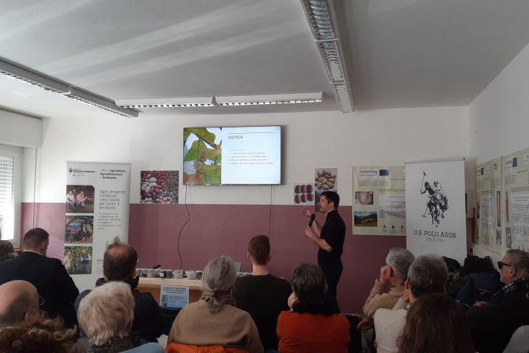 un momento della conferenza . la relazione del ricercatore Riccardo Soldan