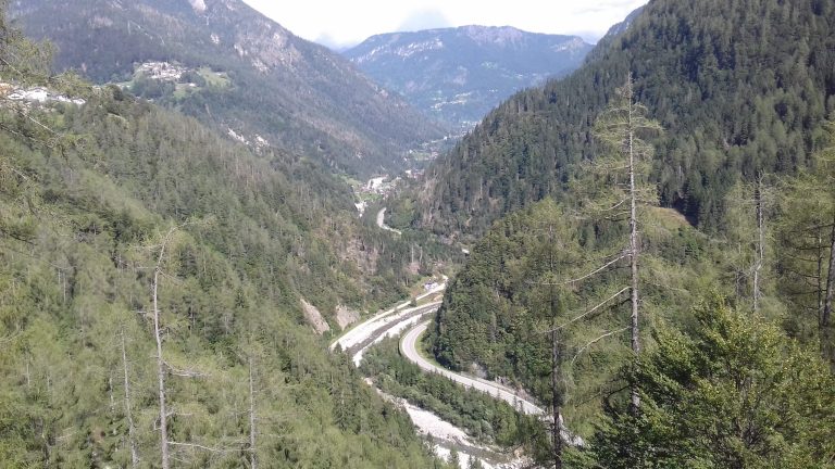 Un-tratto-di-SR-203-visto-dallalto-tra-Cencenighe-e-Le-Vare-scaled