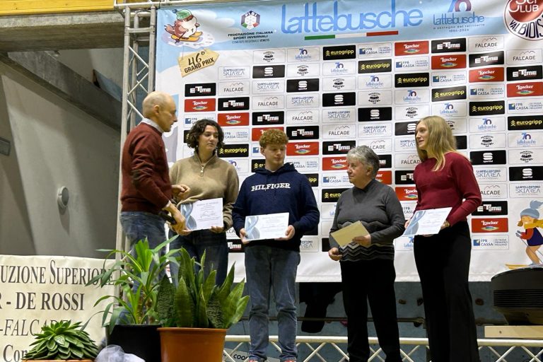Tre dei quattro studenti che hanno ricevuto la borsa di studio con Matilde Soppelsa e Piergiorgio De Bastiani