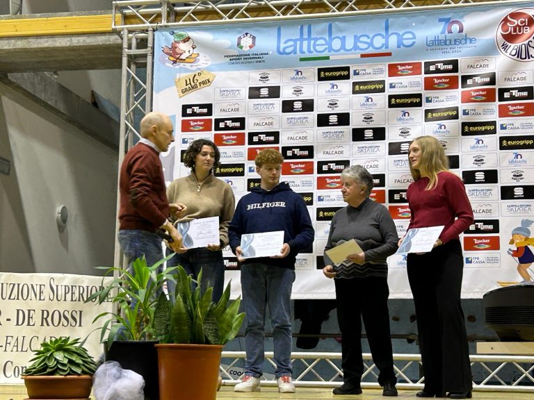 Tre dei quattro studenti che hanno ricevuto la borsa di studio con Matilde Soppelsa e Piergiorgio De Bastiani