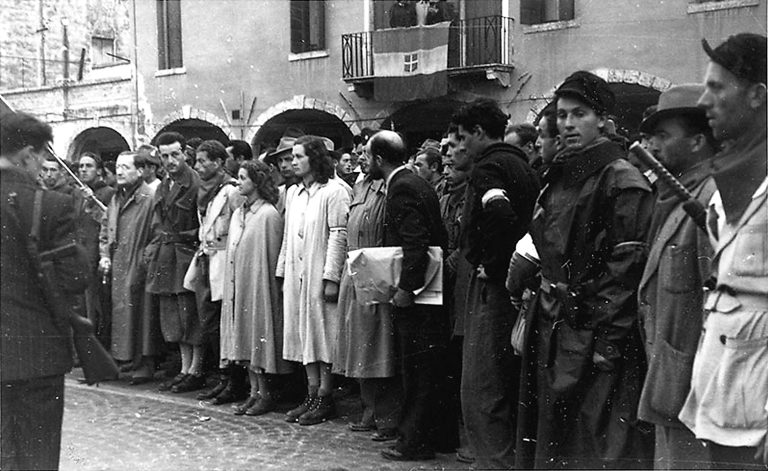 4 maggio 1945, piazza di Castelfranco, i partigiani consegnano le armi agli alleati RGB