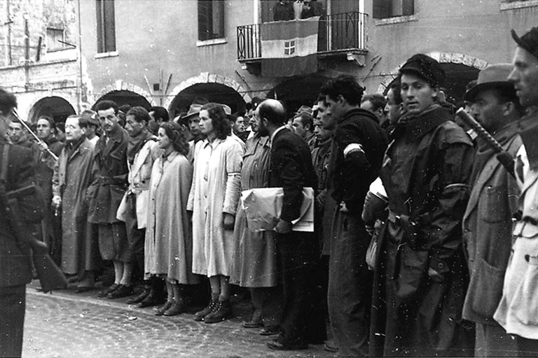 4 maggio 1945, piazza di Castelfranco, i partigiani consegnano le armi agli alleati RGB