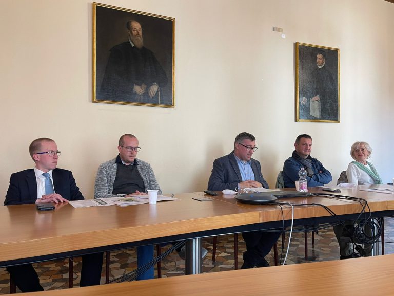 eb891120-8b99-4e9f-b5a4-b5ec93932971