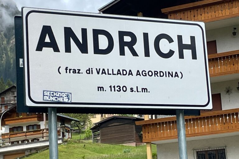 il cartello di Andrich a valle della frazione con gli adesivi