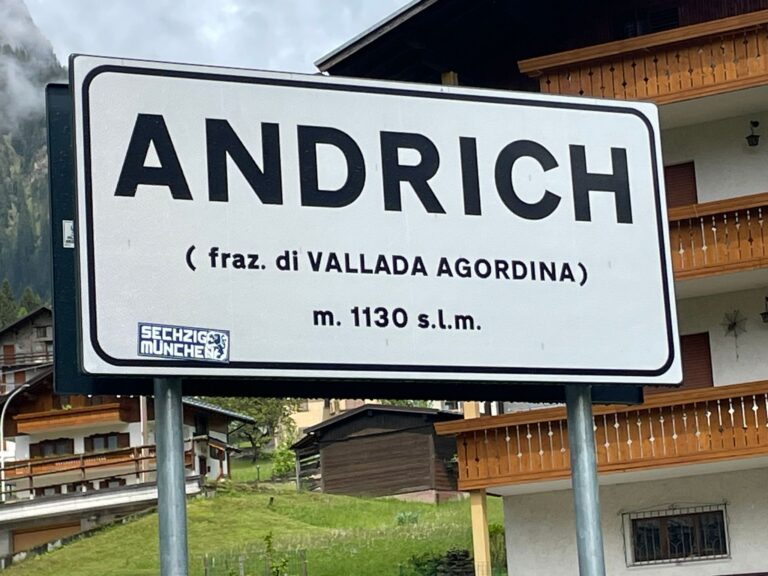 il cartello di Andrich a valle della frazione con gli adesivi