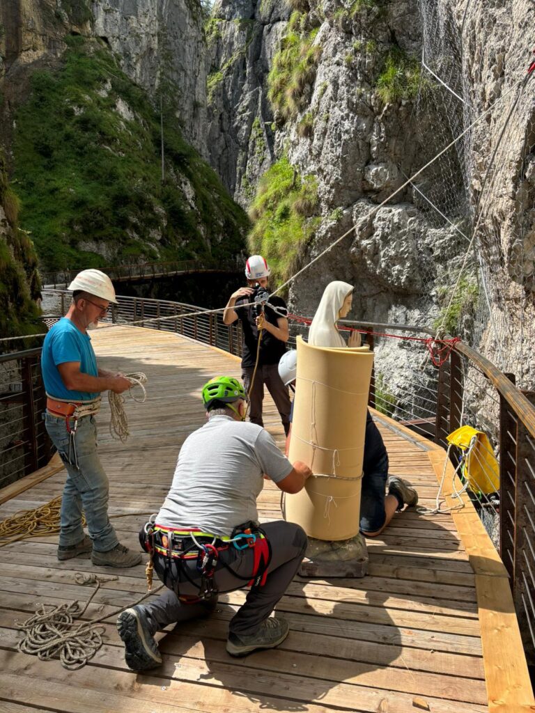 06bfd464-f7b1-4778-8170-eaa97fe8569c