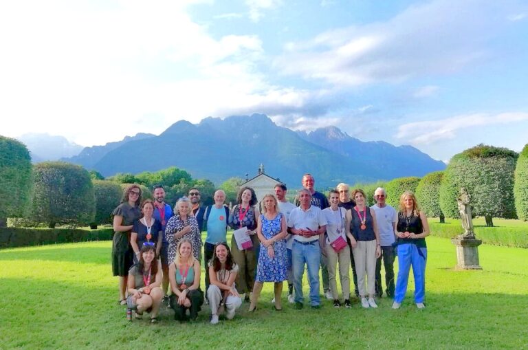 volontari e delegati FAI di Belluno con i proprietari di Villa Tauro il 30 giugno a Pullir di Cesiomaggiore