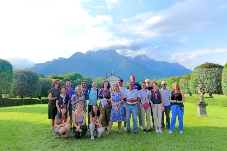 volontari e delegati FAI di Belluno con i proprietari di Villa Tauro il 30 giugno a Pullir di Cesiomaggiore