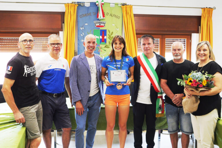 Chiara Pedol riceve la benemerenza sportiva dal Sindaco