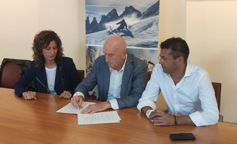 La firma della convenzione