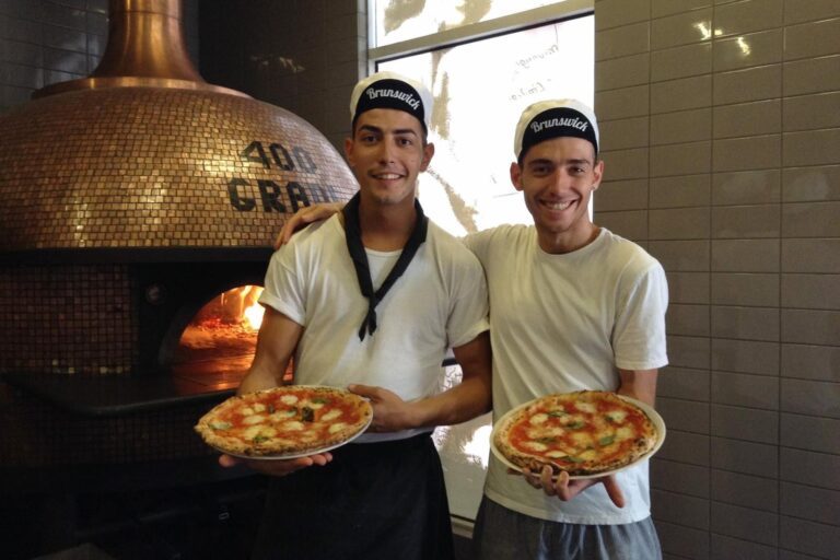 Giuseppe e l’amico Gianluca con cui è iniziato il sogno di pizzaiolo