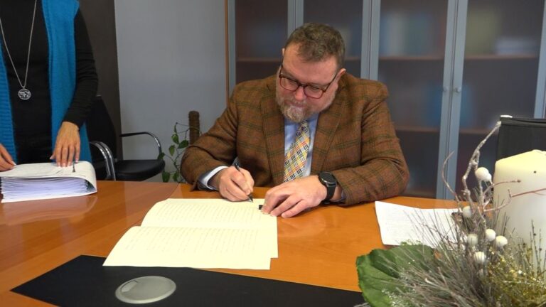 2_Attilio Sommavilla, presidente di Gsp, sottoscrive l’atto di fusione