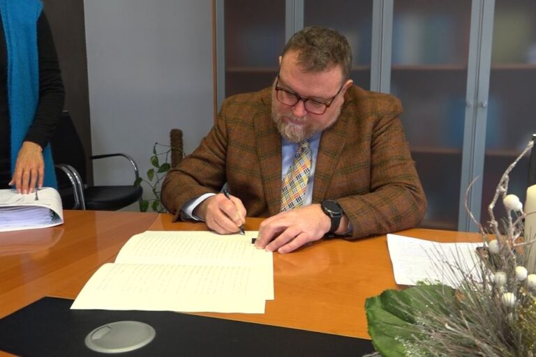 2_Attilio Sommavilla, presidente di Gsp, sottoscrive l’atto di fusione
