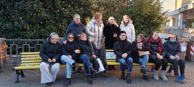 Posa panchine gialle