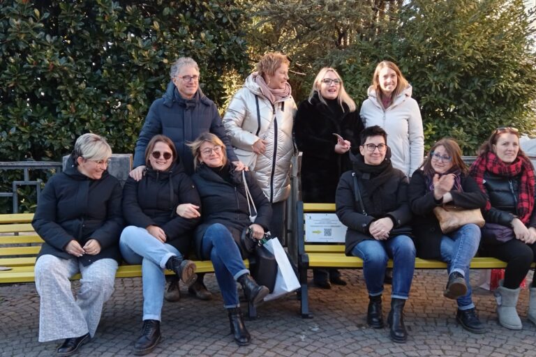 Posa panchine gialle
