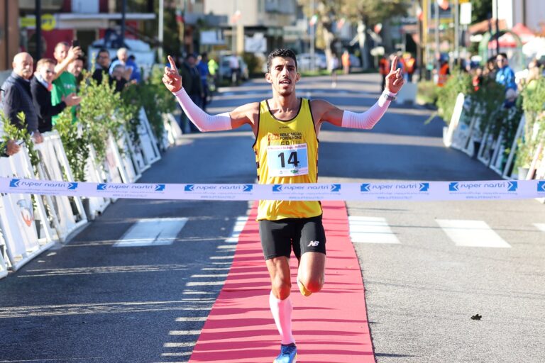 Bamoussa sul traguardo della mezza maratona di San Biagio di Callalta del 2023