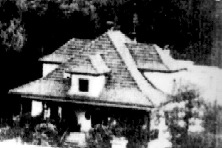 Valle IMPERINA la villa del direttore, primo edificio distrutto dopo la chiusura e senza più guardiani si erano portati via tutto,rubinetti perfino il pavimento in noce quindin poco tempo è diventato un