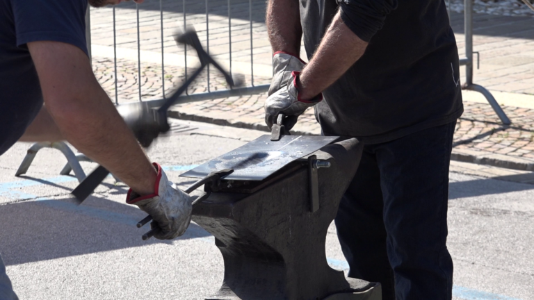 Fabbri al lavoro nel Concorso di Forgiatura