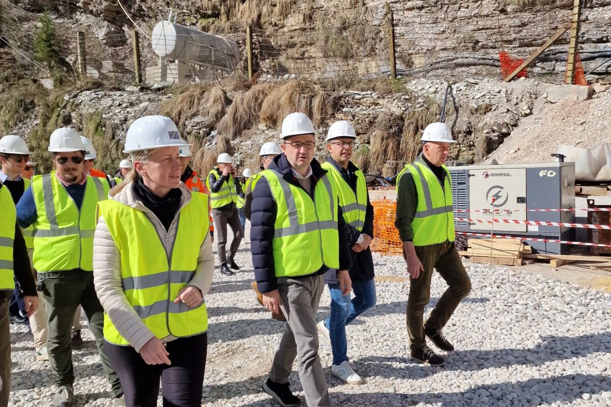 0bb496b7-d36d-4cb1-9c27-51f176e486b9