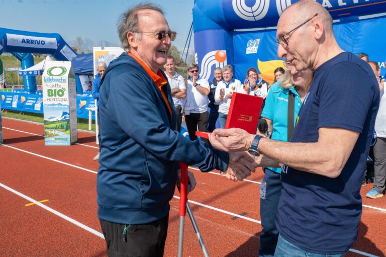 rudi trevisson – a sx – riceve il discobolo d’oro csi