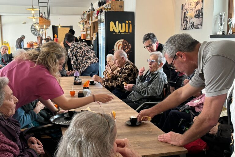 I nonni che prendono il caffè al Bar Centrale