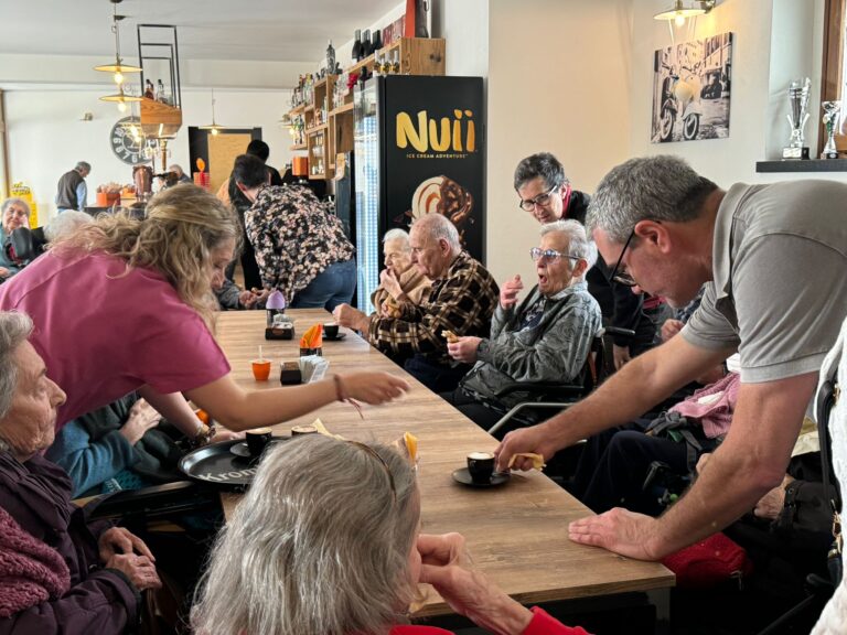 I nonni che prendono il caffè al Bar Centrale