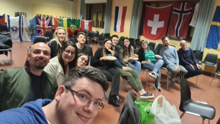 Papa Andrea con amici durtante il gruppo di ascolto lo scorso anno a Feltre