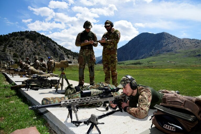 TEAM DURANTE SESSIONE DI PROVA DI TIRO DI PRECISIONE