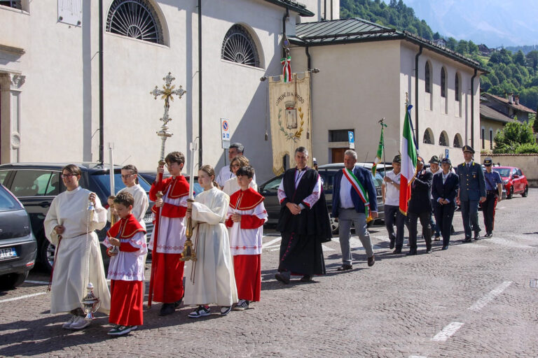 AGORDO – Il corteo verso l’ingresso nell’arcidiaconale