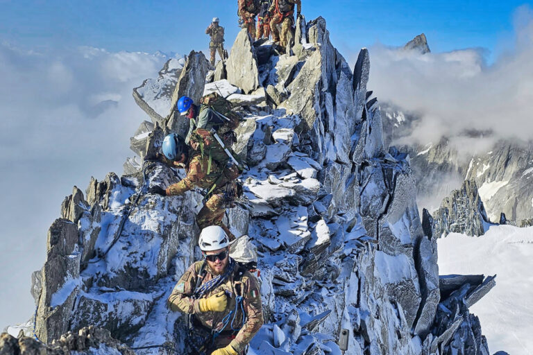 2. ALPINI DURANTE FASE GHIACCIO SUL MONTE BIANCO