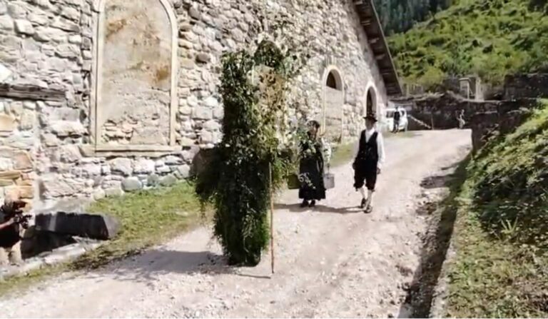 9b79e824-4191-4525-bf91-4f645746cf69