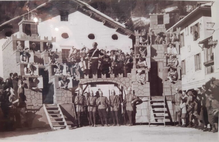 Il castello degli innamorati realizzato per il Carnevale a Canale nei primi anni Cinquanta