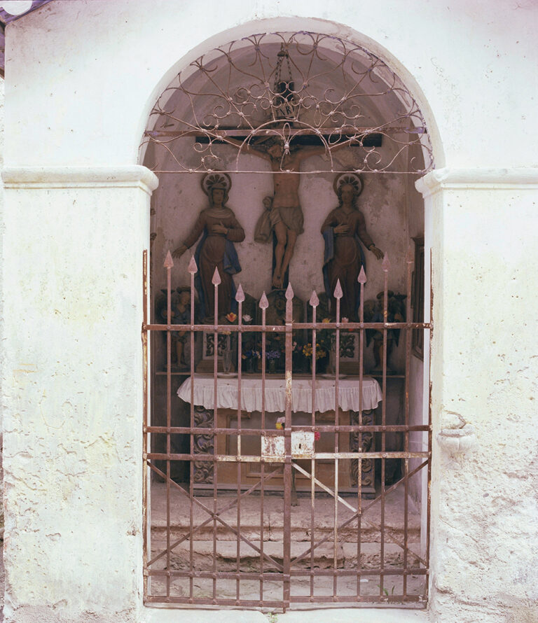 RIVAMONTE – Il capitello dei Tós prima del furto del 3 agosto 1986