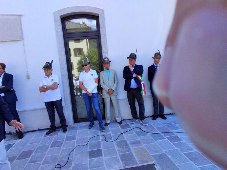 41020302-e8b3-4d61-a275-7facb31f0c33