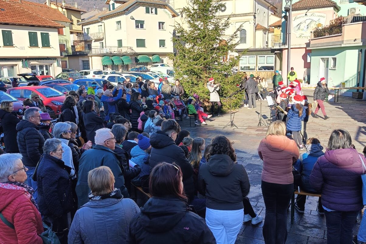 251210_Accensione albero Lamosano