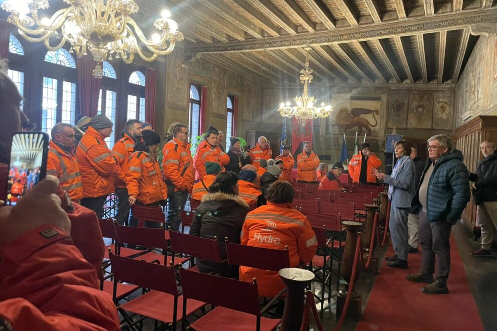 Fusaro con lavoratori Hydro