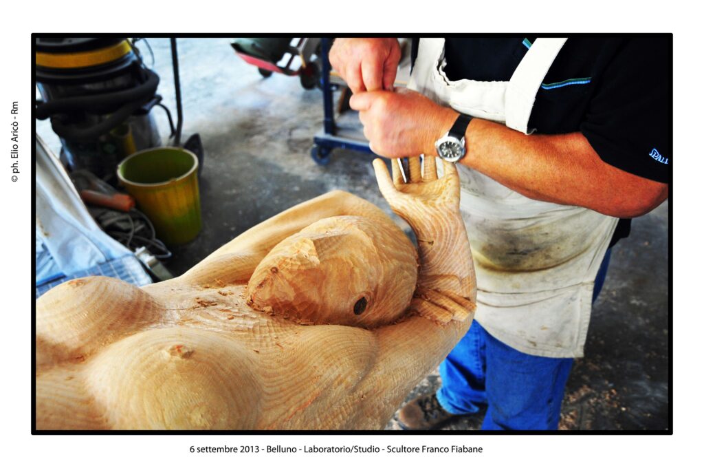 FIABANE E IL CORPO SCOLPITO: IL NUDO LIGNEO TRA ARTE, MATERIA ED EROS