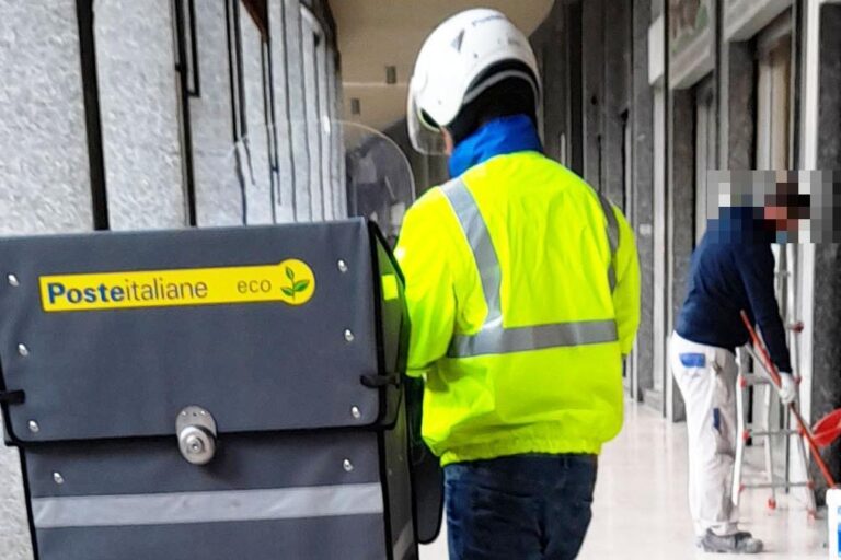 un-postino-impegnato-nella-consegna-della-corrispondenza-foto-di-repertorio