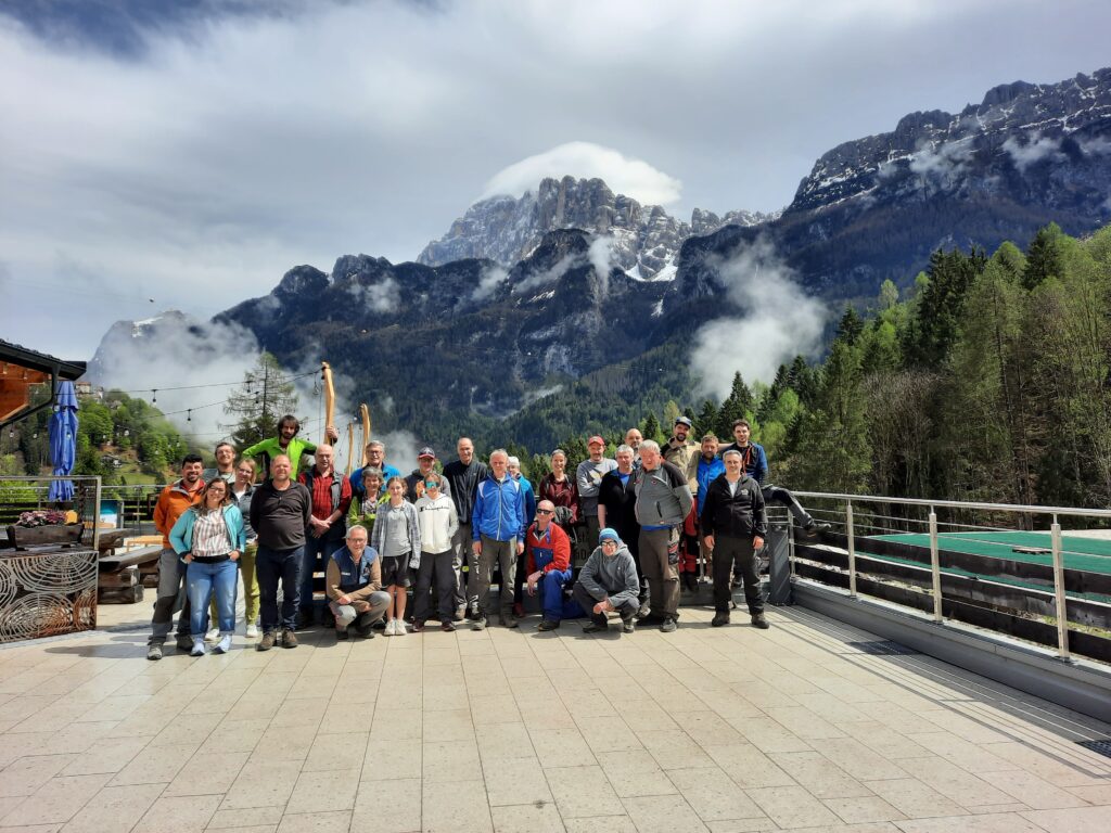 SAN TOMASO, TRENTA VOLONTARI RIPULISCONO LE STRADE DEL PAESE